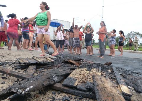 Moradores do igarapé do São Jorge sofrem com enchente